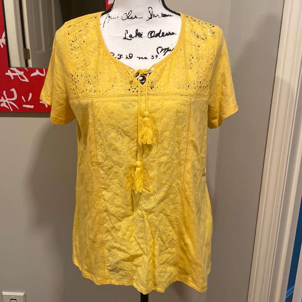 89th & Madison Short Sleeve dotted Swiss tassel Top